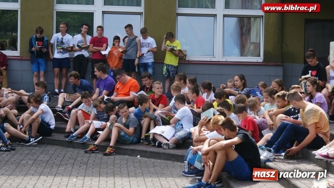 Zdjęcie w galerii na portalu naszraciborz.pl: Jak nie czytam, jak czytam – akcja masowego czytania w Raciborzu  wiadomości z regionu