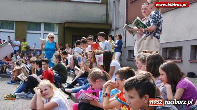 Zdjęcie w galerii na portalu naszraciborz.pl: Jak nie czytam, jak czytam – akcja masowego czytania w Raciborzu  wiadomości z regionu