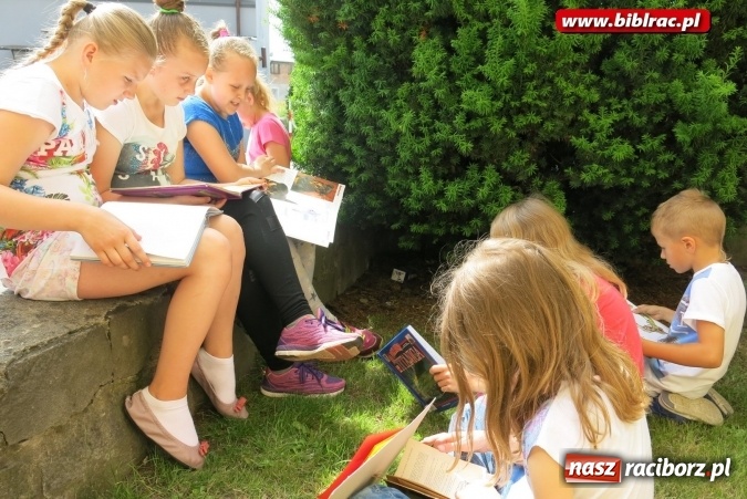 Zdjęcie w galerii na portalu naszraciborz.pl: Jak nie czytam, jak czytam – akcja masowego czytania w Raciborzu  wiadomości z regionu