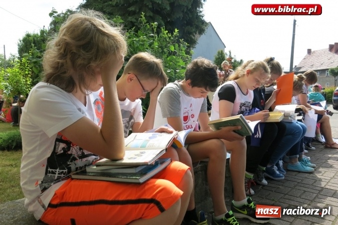 Zdjęcie w galerii na portalu naszraciborz.pl: Jak nie czytam, jak czytam – akcja masowego czytania w Raciborzu  wiadomości z regionu