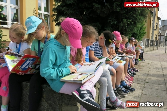 Zdjęcie w galerii na portalu naszraciborz.pl: Jak nie czytam, jak czytam – akcja masowego czytania w Raciborzu  wiadomości z regionu