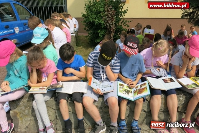 Zdjęcie w galerii na portalu naszraciborz.pl: Jak nie czytam, jak czytam – akcja masowego czytania w Raciborzu  wiadomości z regionu