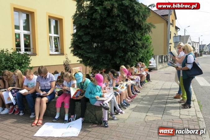 Zdjęcie w galerii na portalu naszraciborz.pl: Jak nie czytam, jak czytam – akcja masowego czytania w Raciborzu  wiadomości z regionu