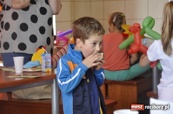 Zdjęcie w galerii na portalu naszraciborz.pl: Młodzież z przeszłością dzieciom z przyszłością - udany projekt uczni&oacute;w Gimnazjum nr 6 wiadomości z regionu