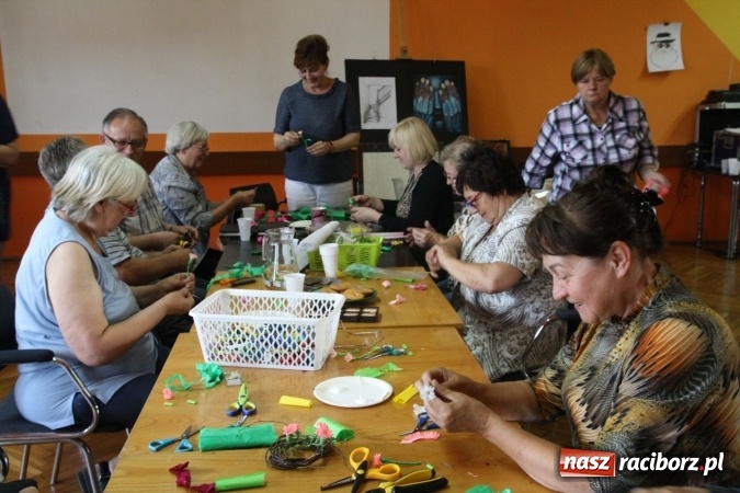 Zdjęcie w galerii na portalu naszraciborz.pl: Bibułkarstwo w GCK Nędza - zanikające rękodzieło  wiadomości z regionu