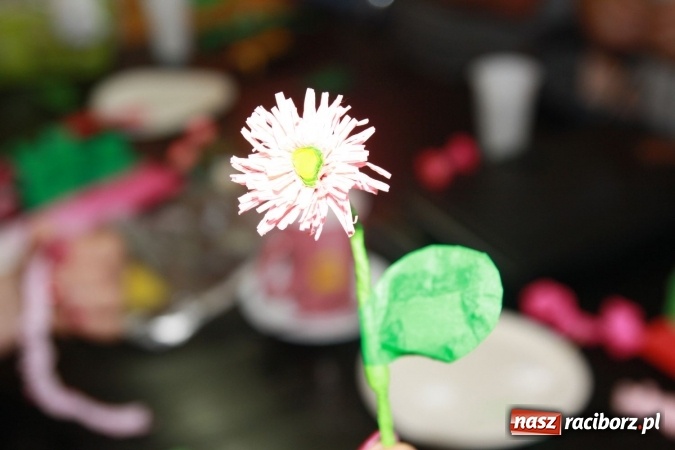 Zdjęcie w galerii na portalu naszraciborz.pl: Bibułkarstwo w GCK Nędza - zanikające rękodzieło  wiadomości z regionu