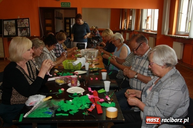 Zdjęcie w galerii na portalu naszraciborz.pl: Bibułkarstwo w GCK Nędza - zanikające rękodzieło  wiadomości z regionu