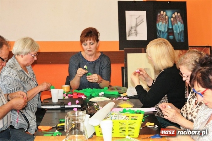 Zdjęcie w galerii na portalu naszraciborz.pl: Bibułkarstwo w GCK Nędza - zanikające rękodzieło  wiadomości z regionu