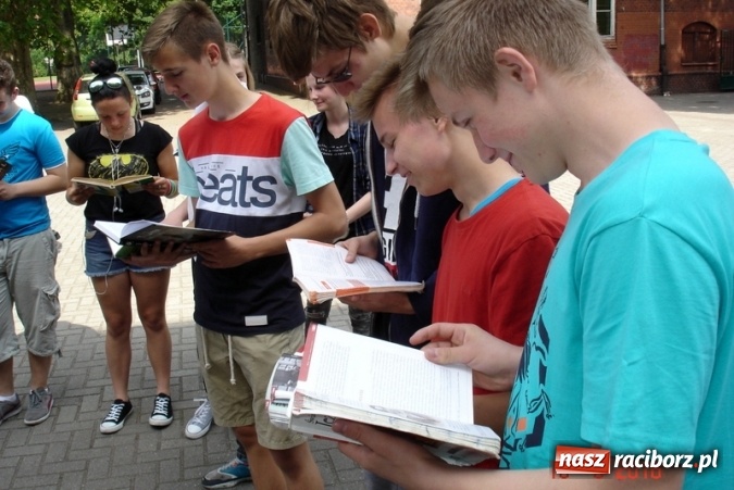 Zdjęcie w galerii na portalu naszraciborz.pl: Jak nie czytam, jak czytam – ustanawiamy rekord czytania!  wiadomości z regionu