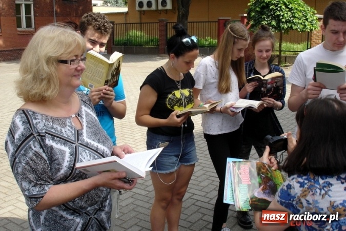 Zdjęcie w galerii na portalu naszraciborz.pl: Jak nie czytam, jak czytam – ustanawiamy rekord czytania!  wiadomości z regionu