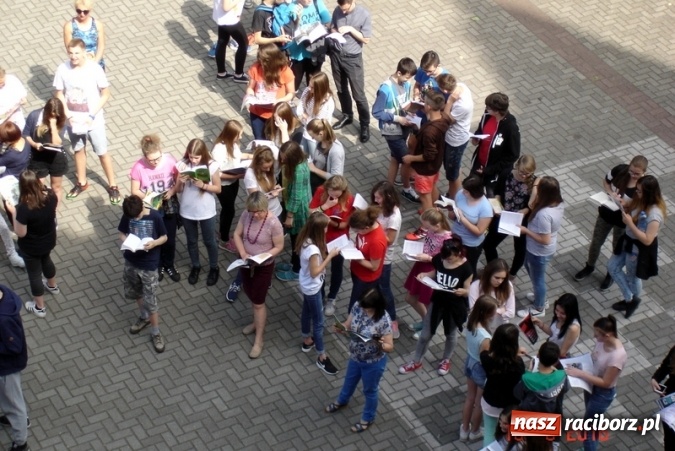 Zdjęcie w galerii na portalu naszraciborz.pl: Jak nie czytam, jak czytam – ustanawiamy rekord czytania!  wiadomości z regionu