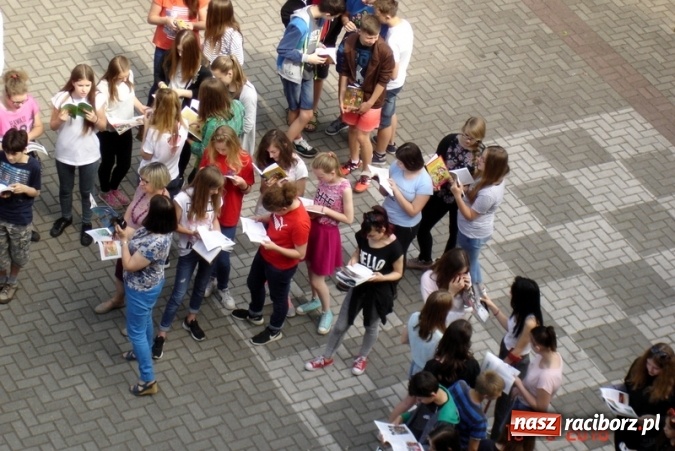 Zdjęcie w galerii na portalu naszraciborz.pl: Jak nie czytam, jak czytam – ustanawiamy rekord czytania!  wiadomości z regionu