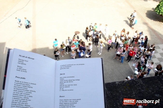 Zdjęcie w galerii na portalu naszraciborz.pl: Jak nie czytam, jak czytam – ustanawiamy rekord czytania!  wiadomości z regionu