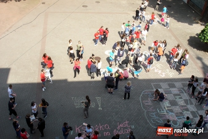 Zdjęcie w galerii na portalu naszraciborz.pl: Jak nie czytam, jak czytam – ustanawiamy rekord czytania!  wiadomości z regionu