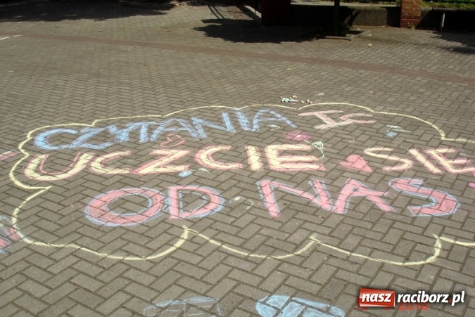 Zdjęcie w galerii na portalu naszraciborz.pl: Jak nie czytam, jak czytam – ustanawiamy rekord czytania!  wiadomości z regionu