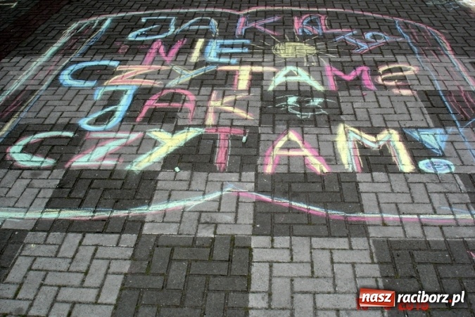 Zdjęcie w galerii na portalu naszraciborz.pl: Jak nie czytam, jak czytam – ustanawiamy rekord czytania!  wiadomości z regionu