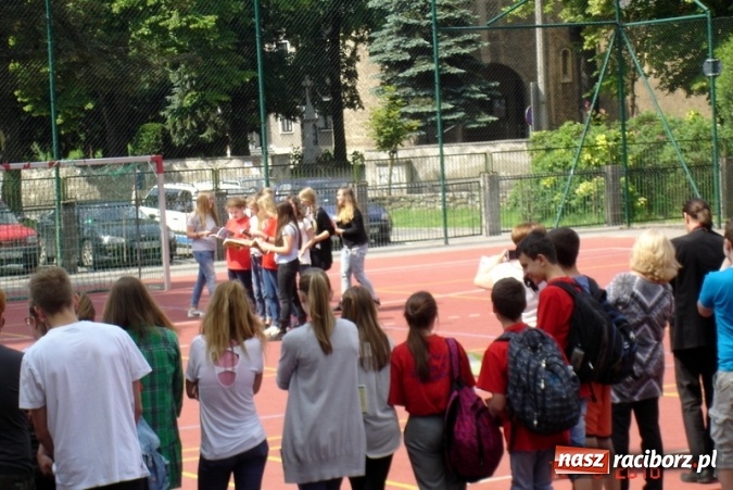 Zdjęcie w galerii na portalu naszraciborz.pl: Jak nie czytam, jak czytam – ustanawiamy rekord czytania!  wiadomości z regionu