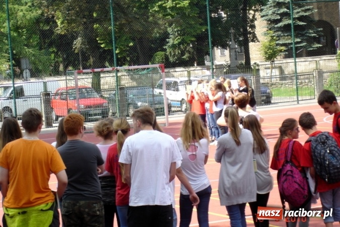 Zdjęcie w galerii na portalu naszraciborz.pl: Jak nie czytam, jak czytam – ustanawiamy rekord czytania!  wiadomości z regionu