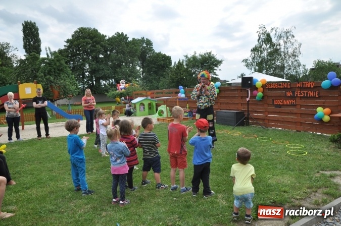 Zdjęcie w galerii na portalu naszraciborz.pl: Sportowo i artystycznie dla Mamy i Taty. Festyn w Domowym Przedszkolu wiadomości z regionu