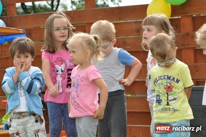Zdjęcie w galerii na portalu naszraciborz.pl: Sportowo i artystycznie dla Mamy i Taty. Festyn w Domowym Przedszkolu wiadomości z regionu