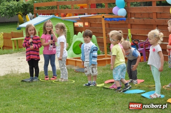 Zdjęcie w galerii na portalu naszraciborz.pl: Sportowo i artystycznie dla Mamy i Taty. Festyn w Domowym Przedszkolu wiadomości z regionu