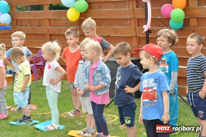 Zdjęcie w galerii na portalu naszraciborz.pl: Sportowo i artystycznie dla Mamy i Taty. Festyn w Domowym Przedszkolu wiadomości z regionu