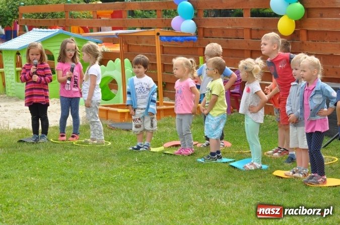Zdjęcie w galerii na portalu naszraciborz.pl: Sportowo i artystycznie dla Mamy i Taty. Festyn w Domowym Przedszkolu wiadomości z regionu