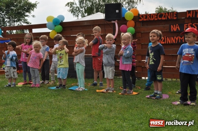 Zdjęcie w galerii na portalu naszraciborz.pl: Sportowo i artystycznie dla Mamy i Taty. Festyn w Domowym Przedszkolu wiadomości z regionu