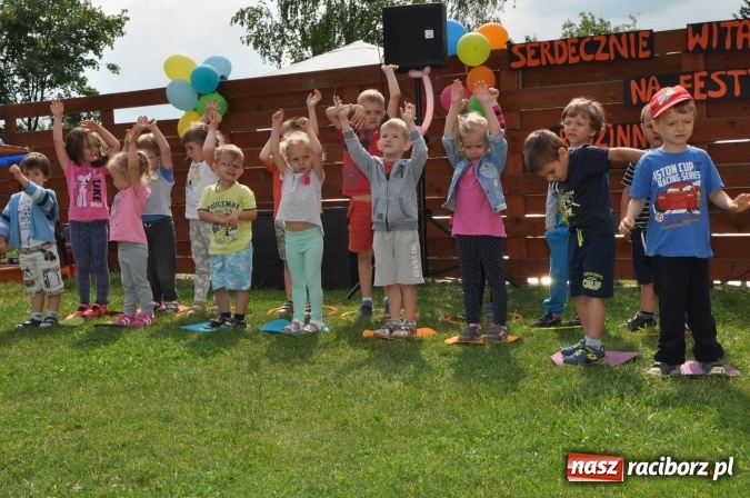 Zdjęcie w galerii na portalu naszraciborz.pl: Sportowo i artystycznie dla Mamy i Taty. Festyn w Domowym Przedszkolu wiadomości z regionu