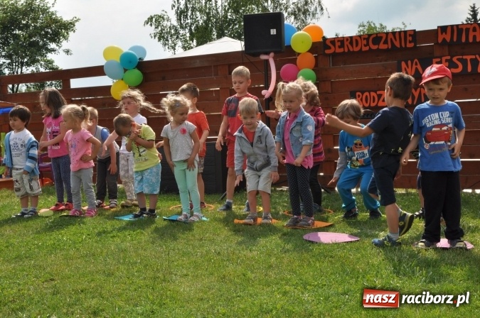 Zdjęcie w galerii na portalu naszraciborz.pl: Sportowo i artystycznie dla Mamy i Taty. Festyn w Domowym Przedszkolu wiadomości z regionu