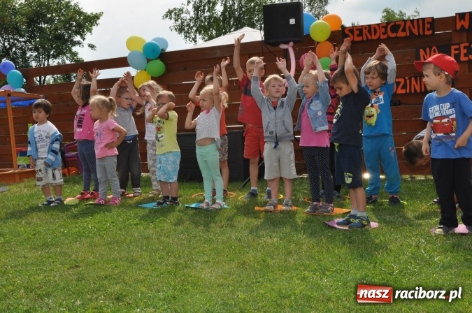 Zdjęcie w galerii na portalu naszraciborz.pl: Sportowo i artystycznie dla Mamy i Taty. Festyn w Domowym Przedszkolu wiadomości z regionu