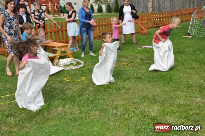 Zdjęcie w galerii na portalu naszraciborz.pl: Sportowo i artystycznie dla Mamy i Taty. Festyn w Domowym Przedszkolu wiadomości z regionu
