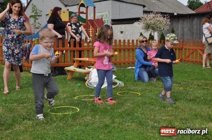Zdjęcie w galerii na portalu naszraciborz.pl: Sportowo i artystycznie dla Mamy i Taty. Festyn w Domowym Przedszkolu wiadomości z regionu