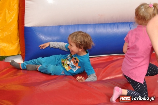 Zdjęcie w galerii na portalu naszraciborz.pl: Sportowo i artystycznie dla Mamy i Taty. Festyn w Domowym Przedszkolu wiadomości z regionu