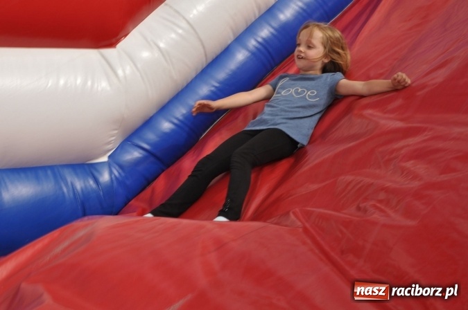 Zdjęcie w galerii na portalu naszraciborz.pl: Sportowo i artystycznie dla Mamy i Taty. Festyn w Domowym Przedszkolu wiadomości z regionu