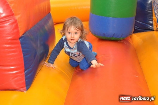 Zdjęcie w galerii na portalu naszraciborz.pl: Sportowo i artystycznie dla Mamy i Taty. Festyn w Domowym Przedszkolu wiadomości z regionu