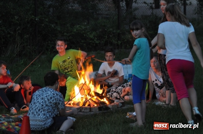 Zdjęcie w galerii na portalu naszraciborz.pl: Dla Mamy i Taty program przebogaty. Piknik szóstoklasistów z Brzezia wiadomości z regionu