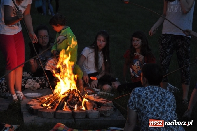 Zdjęcie w galerii na portalu naszraciborz.pl: Dla Mamy i Taty program przebogaty. Piknik szóstoklasistów z Brzezia wiadomości z regionu