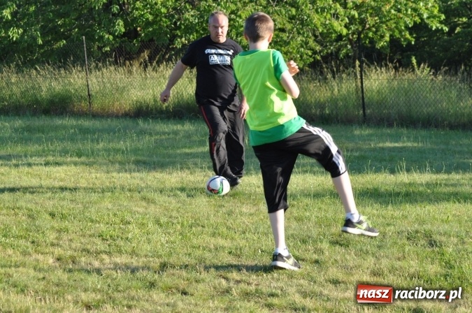 Zdjęcie w galerii na portalu naszraciborz.pl: Dla Mamy i Taty program przebogaty. Piknik szóstoklasistów z Brzezia wiadomości z regionu