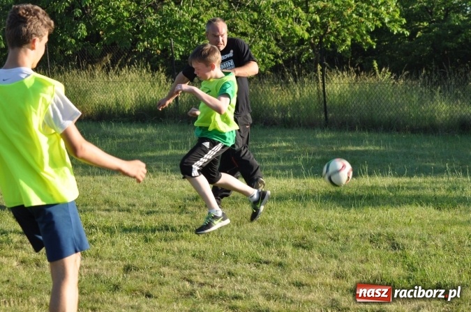 Zdjęcie w galerii na portalu naszraciborz.pl: Dla Mamy i Taty program przebogaty. Piknik szóstoklasistów z Brzezia wiadomości z regionu