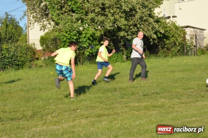 Zdjęcie w galerii na portalu naszraciborz.pl: Dla Mamy i Taty program przebogaty. Piknik szóstoklasistów z Brzezia wiadomości z regionu