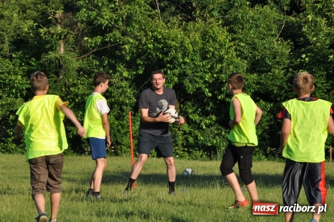 Zdjęcie w galerii na portalu naszraciborz.pl: Dla Mamy i Taty program przebogaty. Piknik szóstoklasistów z Brzezia wiadomości z regionu