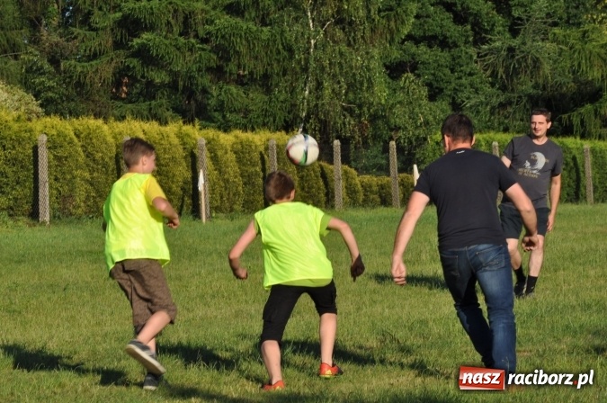 Zdjęcie w galerii na portalu naszraciborz.pl: Dla Mamy i Taty program przebogaty. Piknik szóstoklasistów z Brzezia wiadomości z regionu