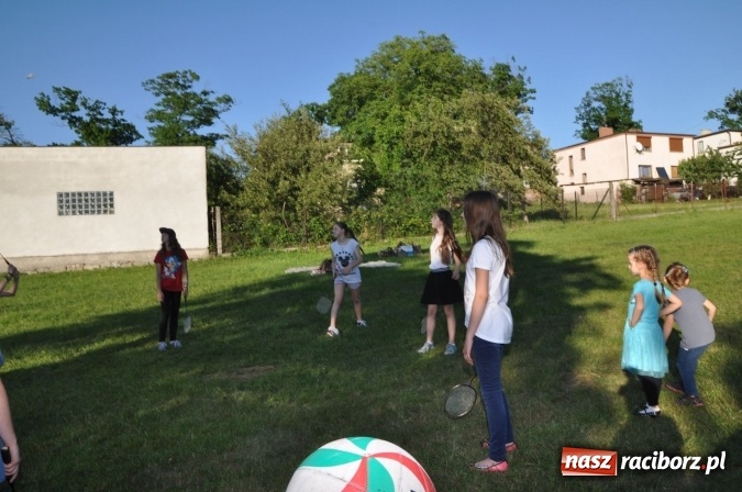 Zdjęcie w galerii na portalu naszraciborz.pl: Dla Mamy i Taty program przebogaty. Piknik szóstoklasistów z Brzezia wiadomości z regionu