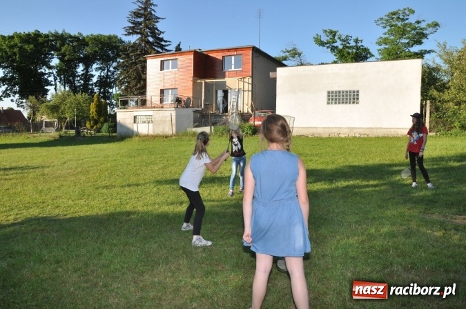 Zdjęcie w galerii na portalu naszraciborz.pl: Dla Mamy i Taty program przebogaty. Piknik szóstoklasistów z Brzezia wiadomości z regionu