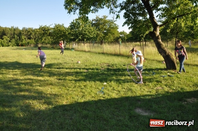 Zdjęcie w galerii na portalu naszraciborz.pl: Dla Mamy i Taty program przebogaty. Piknik szóstoklasistów z Brzezia wiadomości z regionu