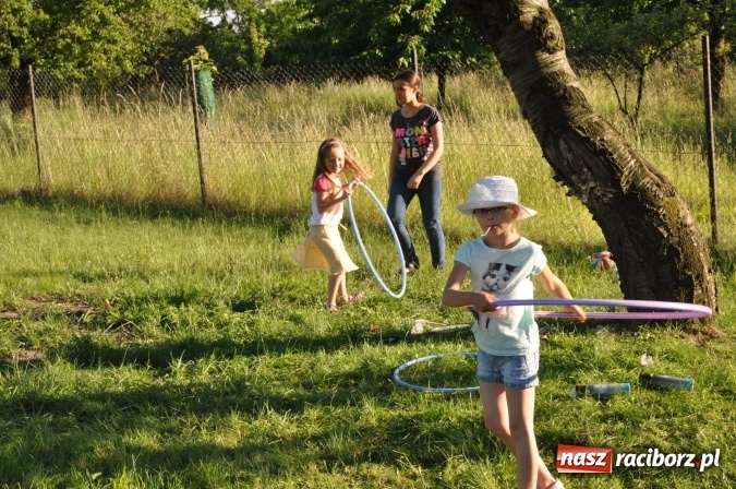 Zdjęcie w galerii na portalu naszraciborz.pl: Dla Mamy i Taty program przebogaty. Piknik szóstoklasistów z Brzezia wiadomości z regionu