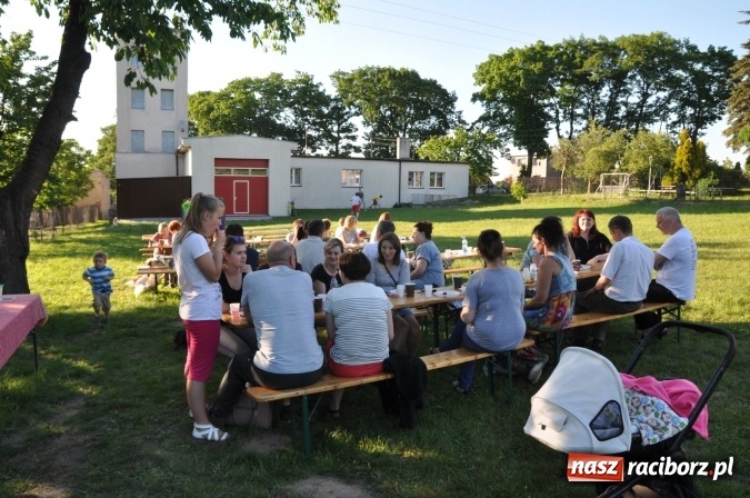 Zdjęcie w galerii na portalu naszraciborz.pl: Dla Mamy i Taty program przebogaty. Piknik szóstoklasistów z Brzezia wiadomości z regionu