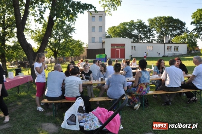 Zdjęcie w galerii na portalu naszraciborz.pl: Dla Mamy i Taty program przebogaty. Piknik szóstoklasistów z Brzezia wiadomości z regionu