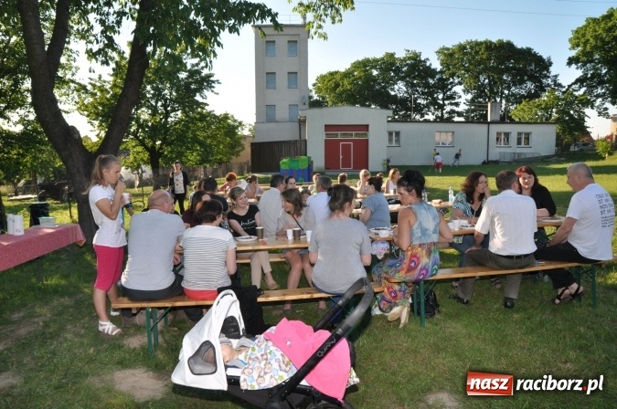 Zdjęcie w galerii na portalu naszraciborz.pl: Dla Mamy i Taty program przebogaty. Piknik szóstoklasistów z Brzezia wiadomości z regionu